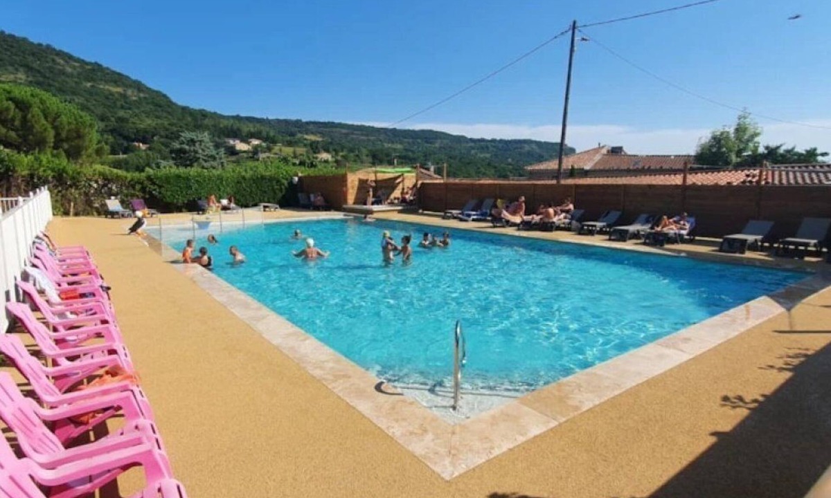 Darbres Ski Chalet | ZEcamping 3 étoiles pataugeoire dog friendly club enfant chalet BBQ clim 25m2