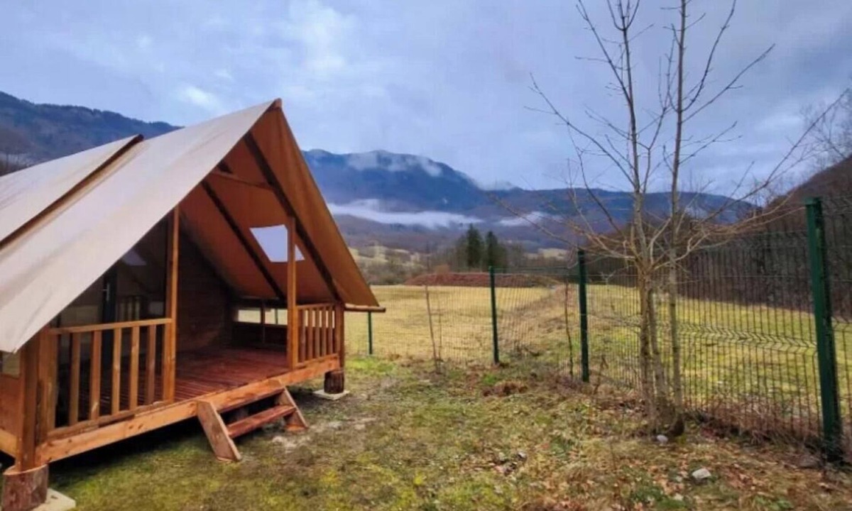 Chezery Forens Cabin | ZEcamping 3* toboggans pet friendly locatif BBQ 20m2 4 pers