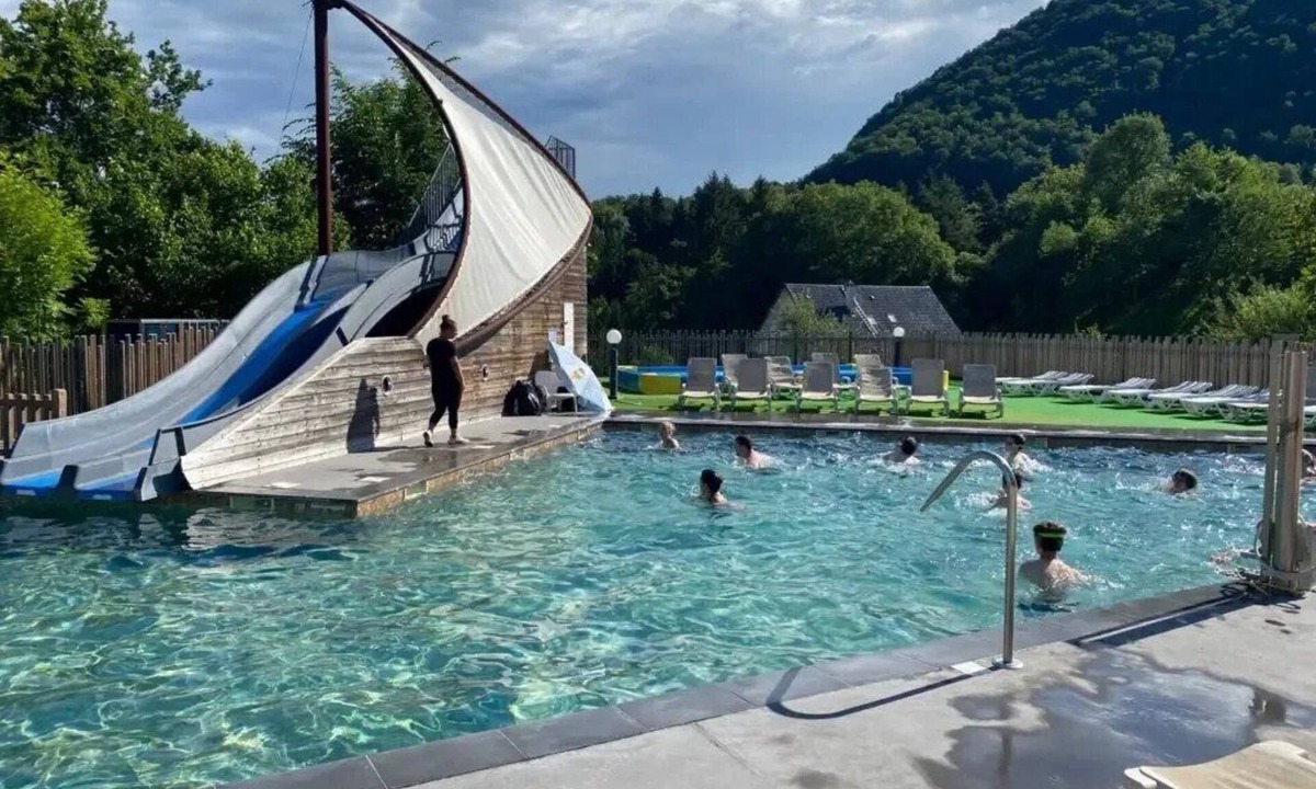 Vic-sur-Cere House | ZEcamping 4 étoiles animaux acceptés tennis piscine couverte