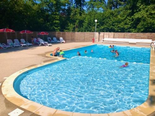 Lons-le-Saunier Ski Chalet | ZEcamping 4 familial animaux acceptés avec piscine et soirées animées