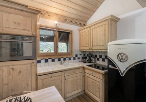 Bright ski-in duplex with pool access and parking
