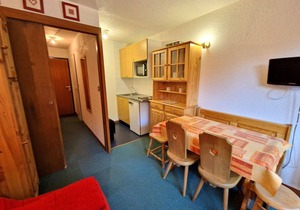 Central Studio for 4 with Balcony, Mountain Views, and Easy Slope Access