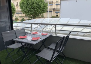 Charming 2BR in Central Arcachon with Parking, WiFi & Balcony in Arcachon