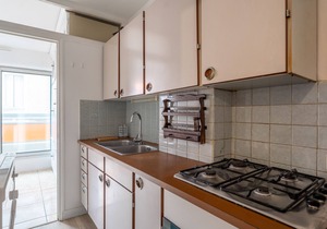 "Downtown Arcachon - T2 Apt w/Balcony, Parking, Steps to Beach, Shops & Train" in Arcachon