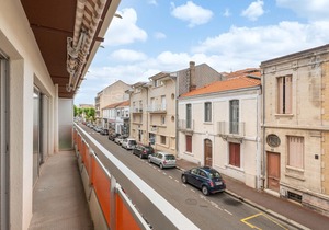 "Downtown Arcachon - T2 Apt w/Balcony, Parking, Steps to Beach, Shops & Train" in Arcachon