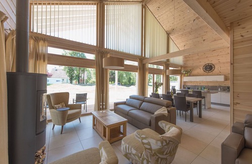 Marigny Ski Chalet | Évasion Bien-être au Lac de Chalain: Chalet de 150m² Avec Sauna et Balnéo