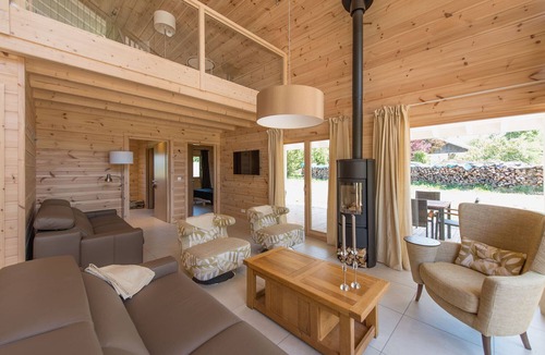 Marigny Ski Chalet | Évasion Bien-être au Lac de Chalain: Chalet de 150m² Avec Sauna et Balnéo