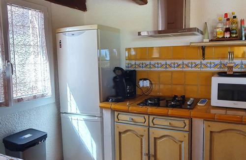 Arles House | 10 kms from Arles in the countryside, 2 double bedrooms + 3 beds, air-conditioned swimming pool.
