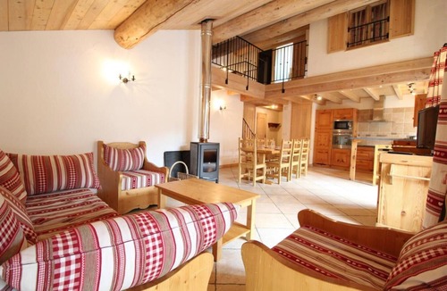 Val Cenis Apartment | 100m from resort center, 1st floor, balcony, fireplace or stove, tv, ski locker, 90m², Val Cenis