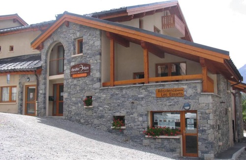 Lanslevillard Apartment | 100m from resort center, 3rd floor, view mountain, balcony, tv, ski locker, 55m², Val Cenis