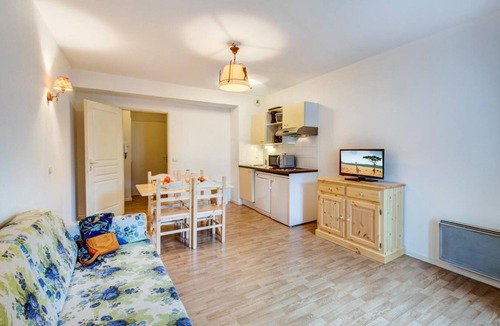 Bagneres-de-Luchon Apartment | 100m from ski lifts, tv, ski locker, 23m², Luchon-Superbagnères