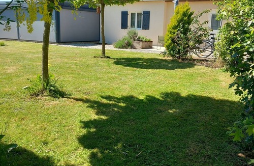 Montigny-sur-Armancon House | 150-square-meter house with space for 3 bedrooms and sleeping arrangements for 8 people. Wooded, fenced-in lot; Veranda
