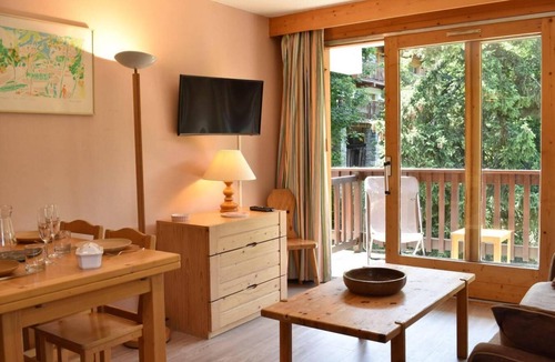Meribel Centre Apartment | 150m from resort center, 2nd floor, view mountain, balcony, ski locker, 40m², Méribel