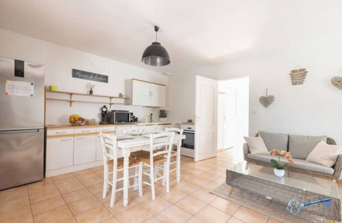 Loriol-du-Comtat House | 2 bedroom house in Provence with swimming pool 10 minutes from Parc Spirou