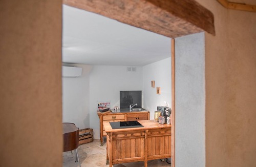 Faucon House | 2 gîtes with airco and heated pool 1km from Faucon