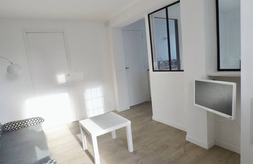 Bievres Apartment | 2-room apartment in quiet neighborhood
