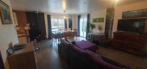 Montfaucon House | 2 vraies chambres privées chez l habitant au calme dans villa de campagne plain-pied 105m2 avec piscine à Montfaucon