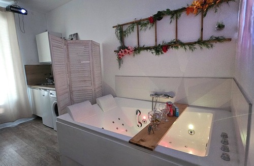 Quartier des Eaux-Claires Apartment | 🏠 2005🔥 Double Jacuzzi 🛁appart Cosy 🚊 Tram à 50m