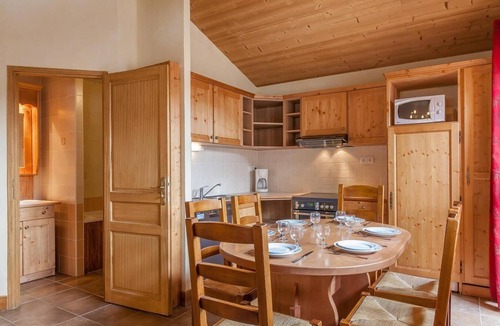 Lanslevillard Apartment | 200m from resort center, fitness, swimming pool, sauna, hammam, balcony, tv, ski locker, 50m²
