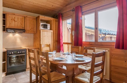 Lanslevillard Apartment | 200m from resort center, fitness, swimming pool, sauna, hammam, balcony, tv, ski locker, 50m²
