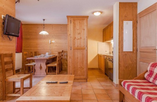 Lanslevillard Apartment | 200m from resort center, fitness, swimming pool, sauna, hammam, balcony, tv, ski locker, 50m²