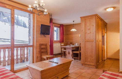 Lanslevillard Apartment | 200m from resort center, fitness, swimming pool, sauna, hammam, balcony, tv, ski locker, 50m²