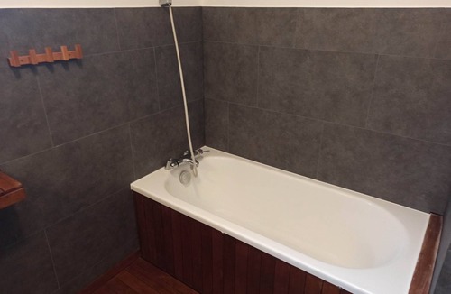 Hautecour Cabin | 220 m² house, sleeps 8–10. With private grounds and a terrace overlooking the lake and spa