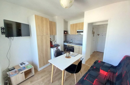 Chateaudun-Bannier Apartment | 28-square-meter apartment with a balcony near the SNCF train station, free coffee, tea, and Wi-Fi—Netflix