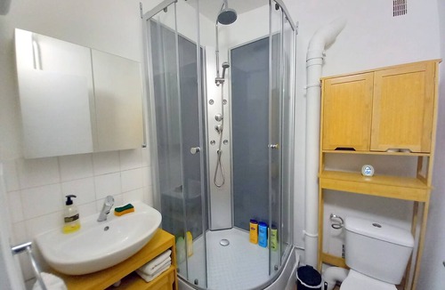 Chateaudun-Bannier Apartment | 28-square-meter apartment with a balcony near the SNCF train station, free coffee, tea, and Wi-Fi—Netflix