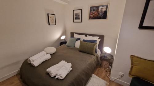 Odeon House | 2minute gare Montparnasse ,center, a ,5 minute Eifel tour ,Louvre meusm ,1 mins Notre Dame of Paris ,front metro, aesome place