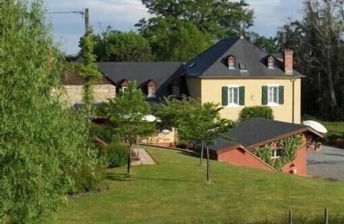 Monein Cottage | 4-star vacation rental. Heated private pool. A sweeping panorama. Car power outlet