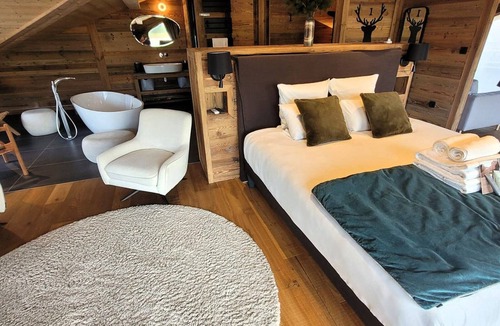 Les Gets Ski Chalet | 5* Chalet in Les Gets: Luxury, jacuzzi, sauna, pets allowed