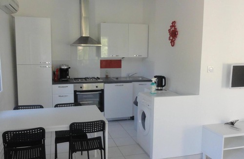 Bedoin Cottage | 600m from the village, fully renovated gîte, all comforts, pets welcome.