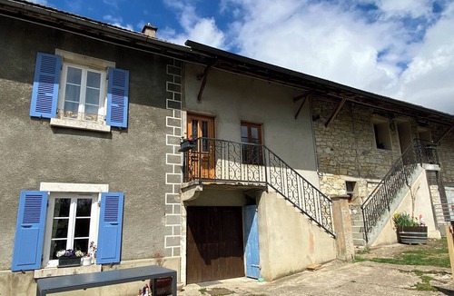 Innimond Apartment | A 5-person vacation rental surrounded by nature, in the middle of meadows, with a terrace