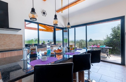 Reauville Villa | A modern villa with swimming pool and views in Drôme Provençale