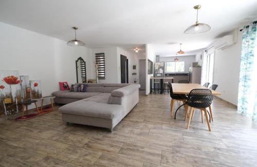 Taillades House | A pretty family house located in a tranquil area with a pretty view of the Luberon range.