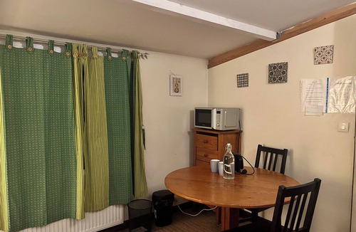 Vitry-sur-Seine Bed & Breakfast | A room with a garden near Paris