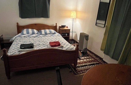 Vitry-sur-Seine Bed & Breakfast | A room with a garden near Paris