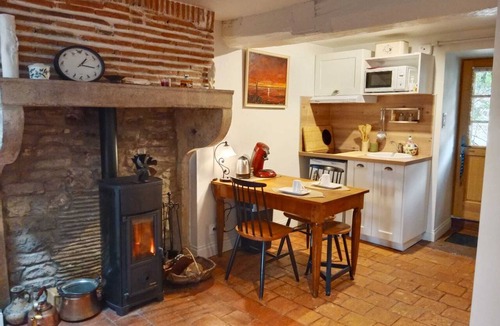 Saint-Ythaire House | A small winemaker's cottage in a quiet setting in the heart of the Cluny countryside,