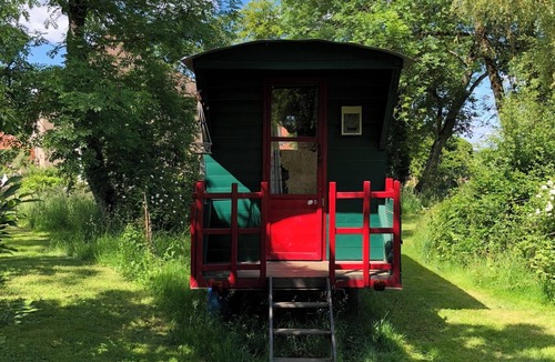 Hagneville-et-Roncourt House | A trailer in a park, surrounded by nature.
