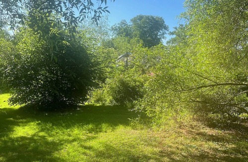 Hagneville-et-Roncourt House | A trailer in a park, surrounded by nature.