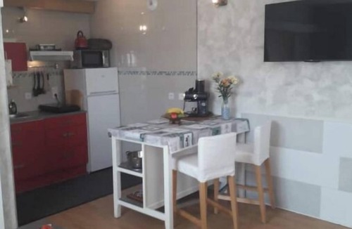 Treclun Apartment | A39, Exit N*5, T1: Quiet/Peaceful/Relaxing/Safe. Sleeps 2 (140/200) + pets