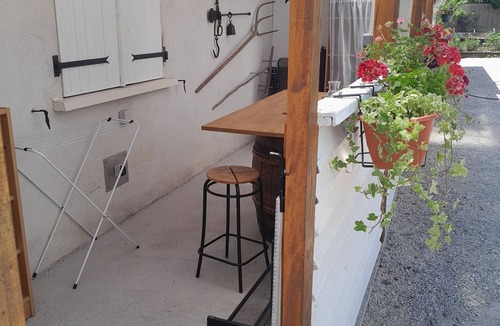 Treclun Apartment | A39, Exit N*5, T1: Quiet/Peaceful/Relaxing/Safe. Sleeps 2 (140/200) + pets
