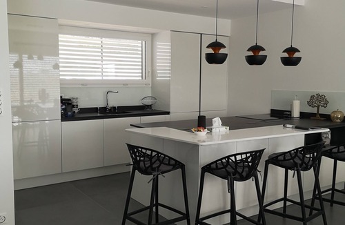 Vacquiers Villa | Air-conditioned house overlooking the Pyrenees with heated pool and covered spa
