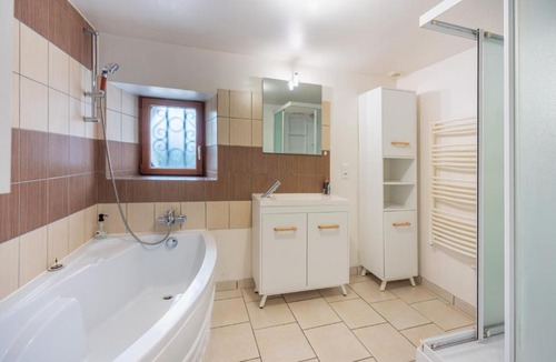 Socourt Villa | Air Hockey avec Jardin et Climatisation