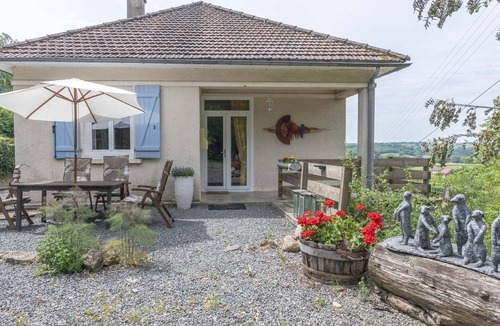 Cuzy House | Alluring Holiday Home in Cuzy with Swimming Pool