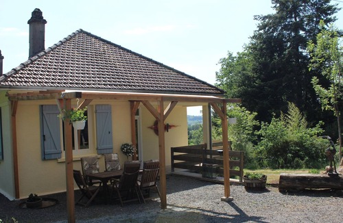 Cuzy House | Alluring Holiday Home in Cuzy with Swimming Pool