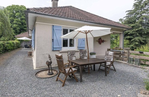 Cuzy House | Alluring Holiday Home in Cuzy with Swimming Pool