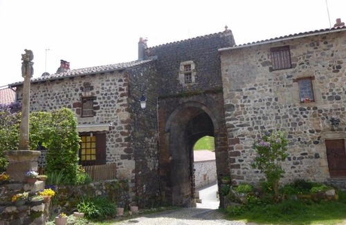 Arlempdes House | Ancien presbytère avec 3 chambres au pied d'une forteresse médiévale - FR-1-582-113