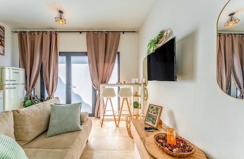 Taillades Apartment | Apartment 'A Break in Luberon' with Private Garden, Wi-Fi & Air Conditioning